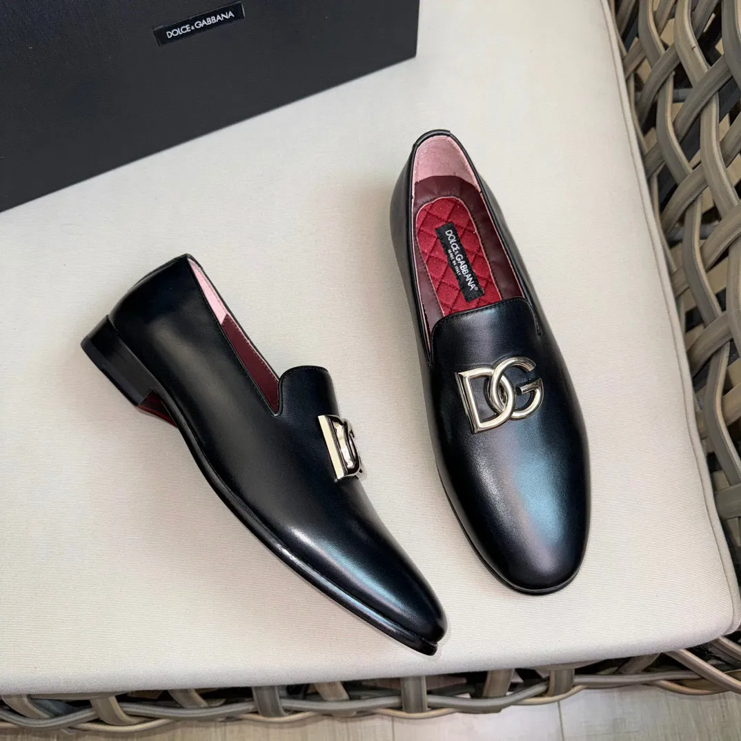 💰¥960 D&G cowhide moccasin loafers for men｜Embellished with DG hardware nameplate｜Made of imported calfskin｜Retro and shiny texture complement each other｜Release charming tones to outline a confident posture｜Imported calfskin + cowhide lining + Italian leather outsole Size: 39-44 (38.45 custom-made)